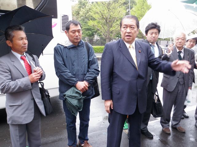 座り込み