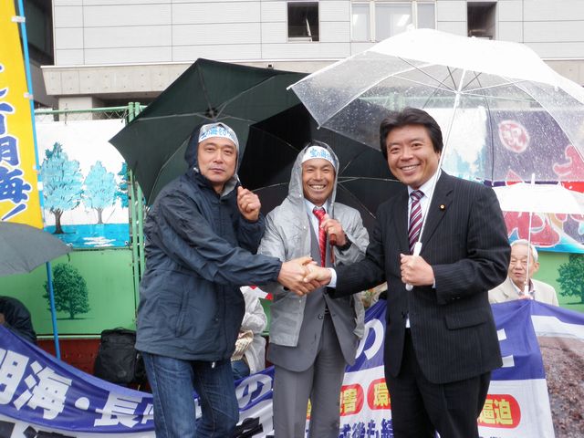 座り込み