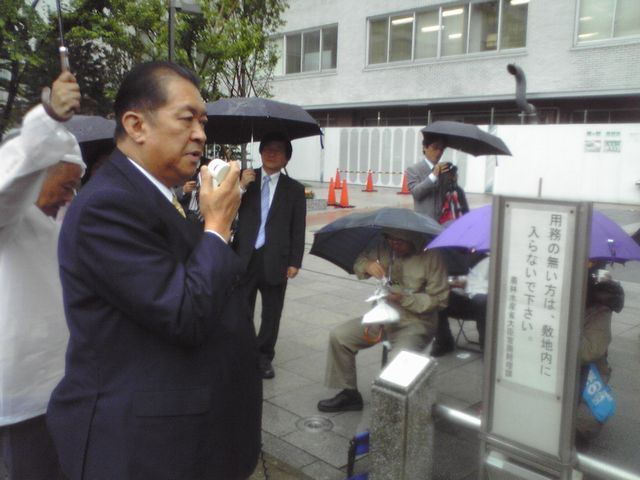 座り込み