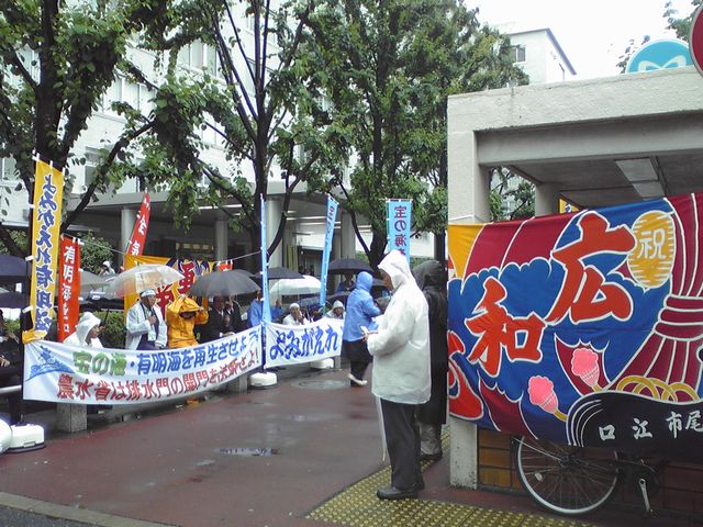 座り込み
