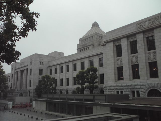 座り込み